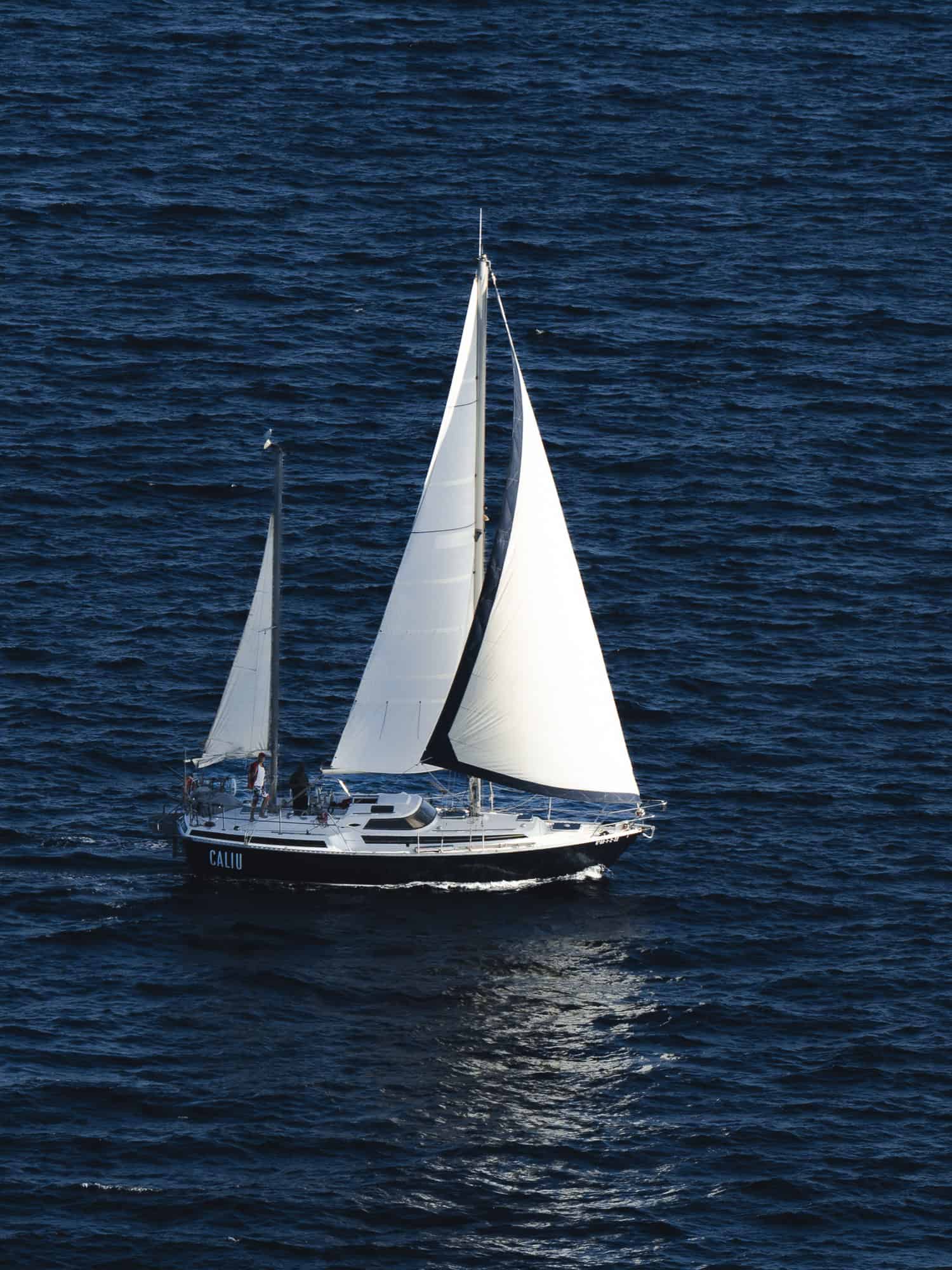 Velero Caliu navegando con velas en Formentera